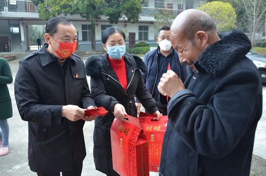 春节慰问孤寡老人 浓浓眷注倍暖人心